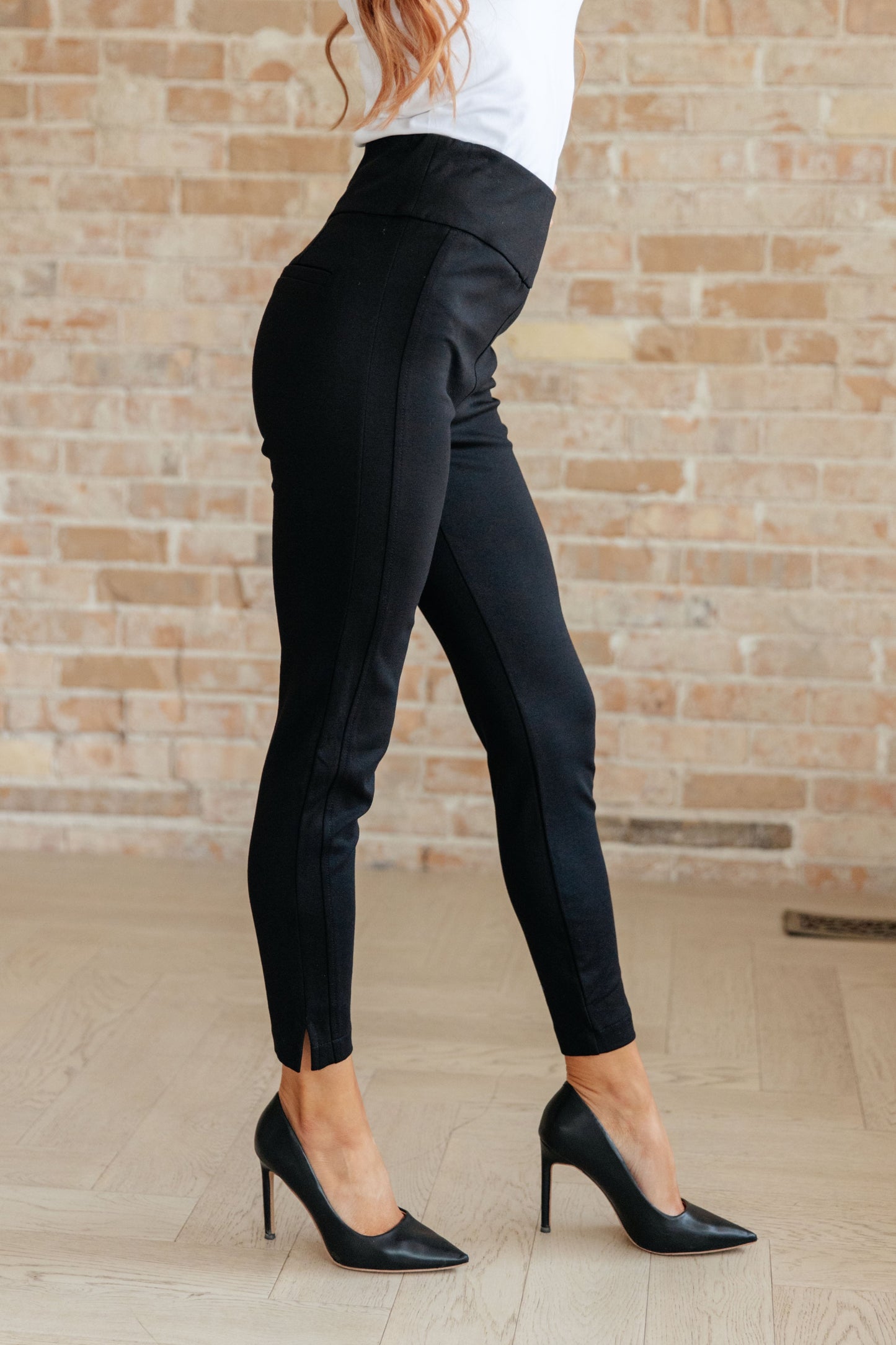 Magic Ankle Crop Skinny Pants in Black